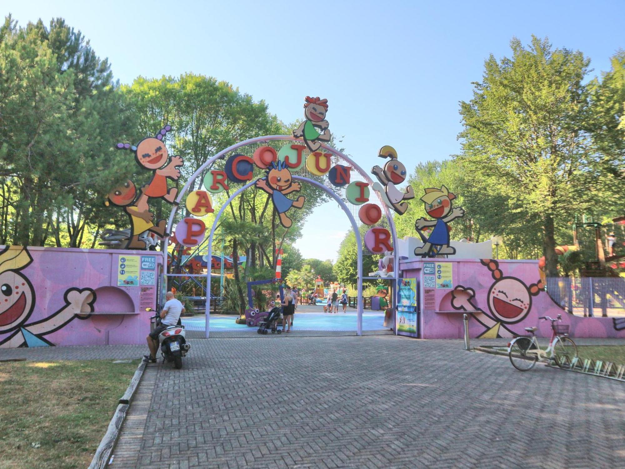 Alideco Apartment Lignano Sabbiadoro Bagian luar foto